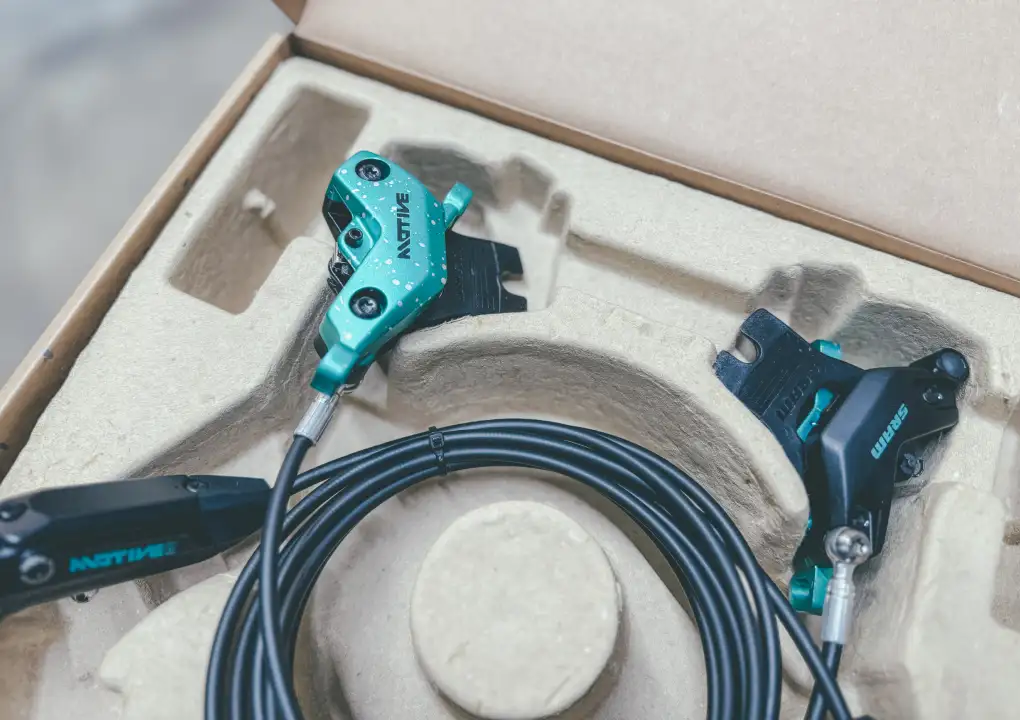 SRAM šlape naplno do Minerálu – Nové brzdy Motive, Maven Base, DB6 a DB4