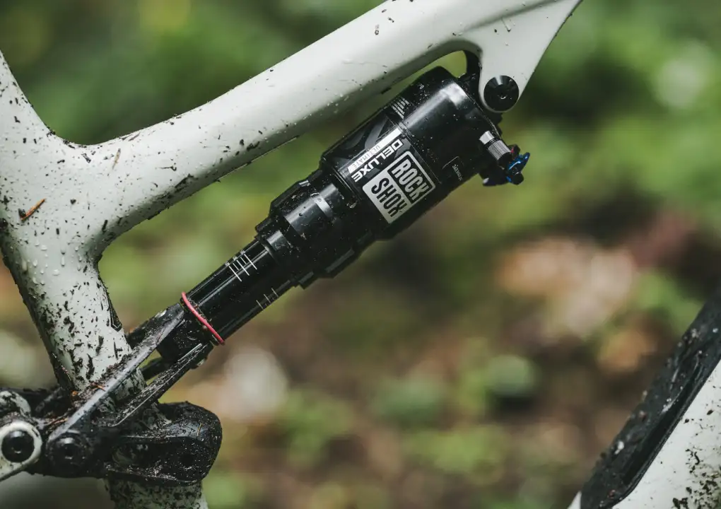 Inovované tlumiče RockShox Deluxe & Legendární lak Electric Red