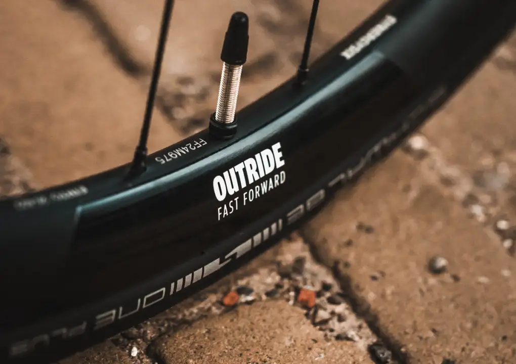 Na trénink, na gravel i na dojíždění! Mimořádně všestranná kola FFWD Outride Gravel se představují