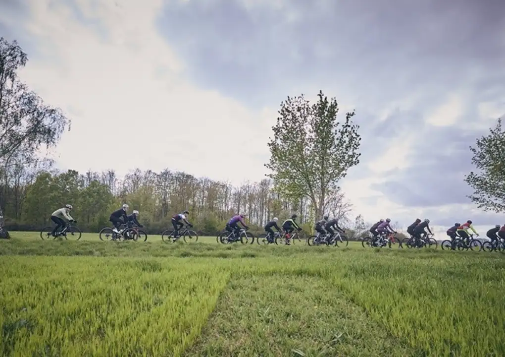 Zimu, tu já rád, zubil se Contador, a tančil v pedálech v kopcích na Křivoklátsku