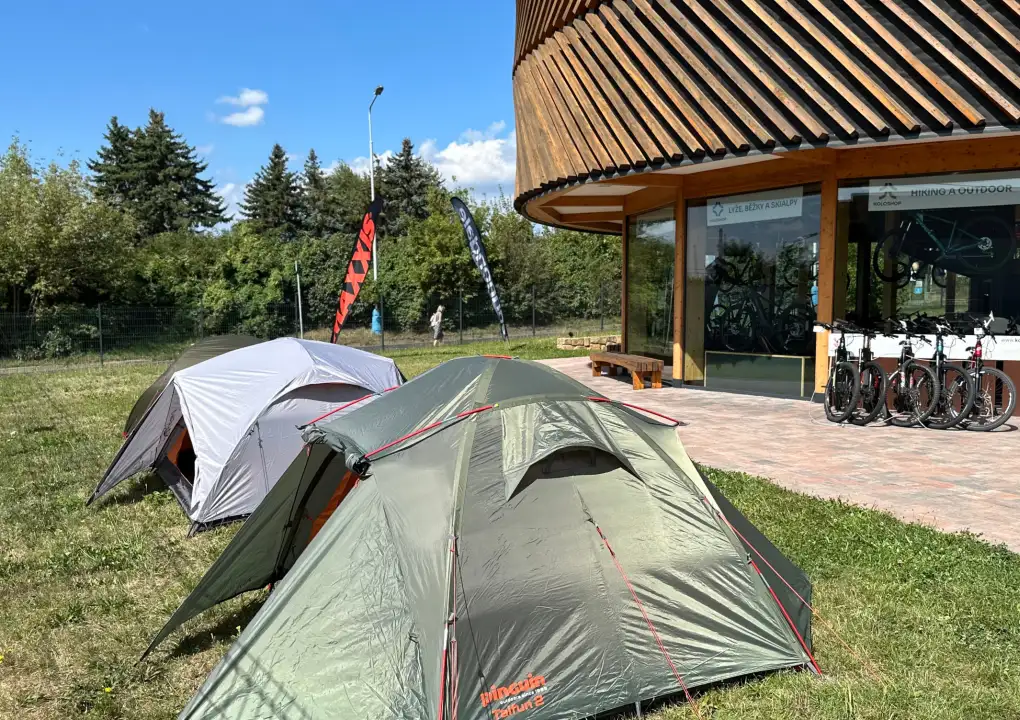 Venkovní showroom a půjčovna stanů na kempování